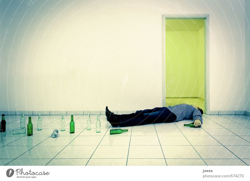 Ruhe Alkohol maskulin Körper Hand 1 Mensch 18-30 Jahre Jugendliche Erwachsene 30-45 Jahre Mauer Wand liegen trinken kalt Krankheit blau grün schwarz weiß