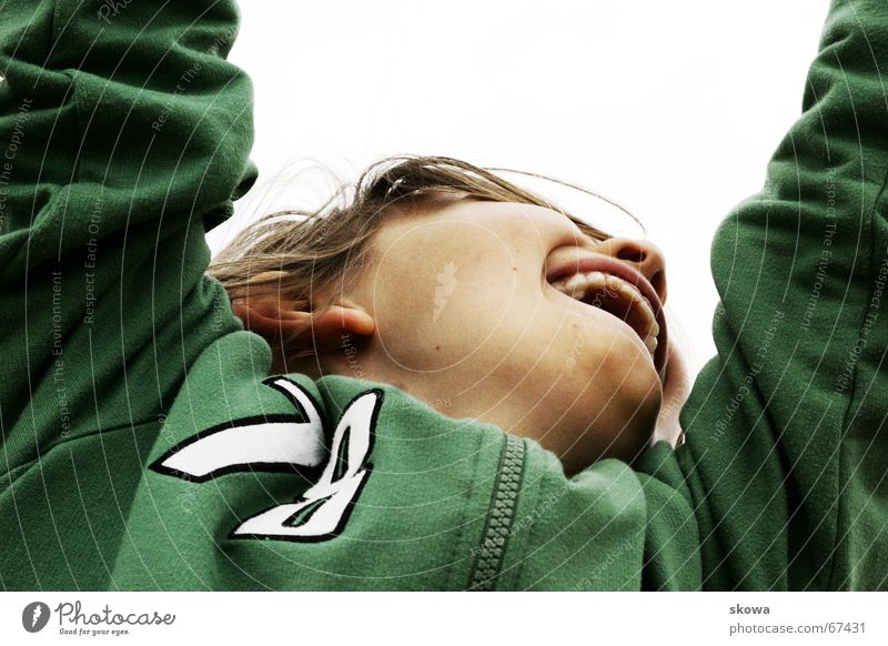 hängen Spielplatz Froschperspektive grün Kind blond Jacke Spielen klettergerüst Freude Mund Junge Zähne