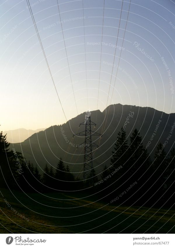 Naturstrom_1 Elektrizität Stromtransport Sonnenuntergang Schweiz Strommast Berge u. Gebirge wirzweli