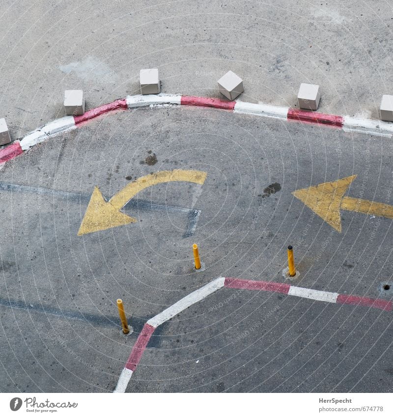 Parcours Tel Aviv Israel Stadt Platz Verkehr Verkehrswege Autofahren Straße Zeichen Schilder & Markierungen gelb grau rot weiß Parkplatz Vogelperspektive Pfeil