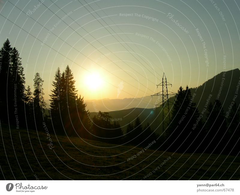 Naturstrom_2 Elektrizität Stromtransport Sonnenuntergang Schweiz Strommast wirzweli Alpen