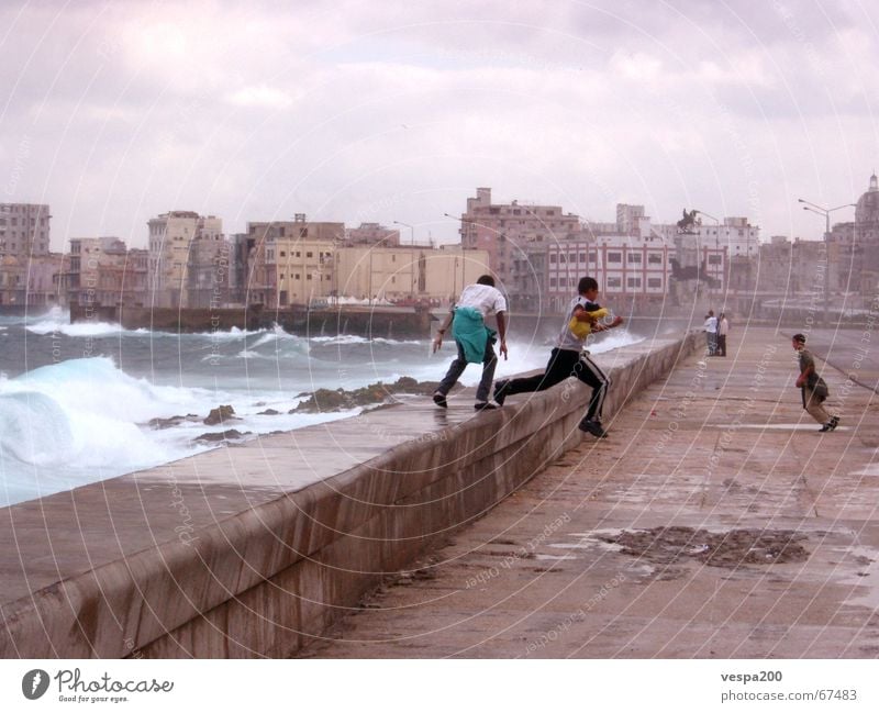kinder am malecon Kuba Ruine Meer Atlantik Wolken Kind Spielen Freizeit & Hobby springen Wellen Wucht Gischt weiß spritzig Schlagloch Mauer Beton Promenade