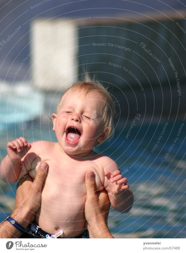 Badespaß Kind Freude heben schreien Badehose Hand blond Sommer Wasser Schwimmen & Baden