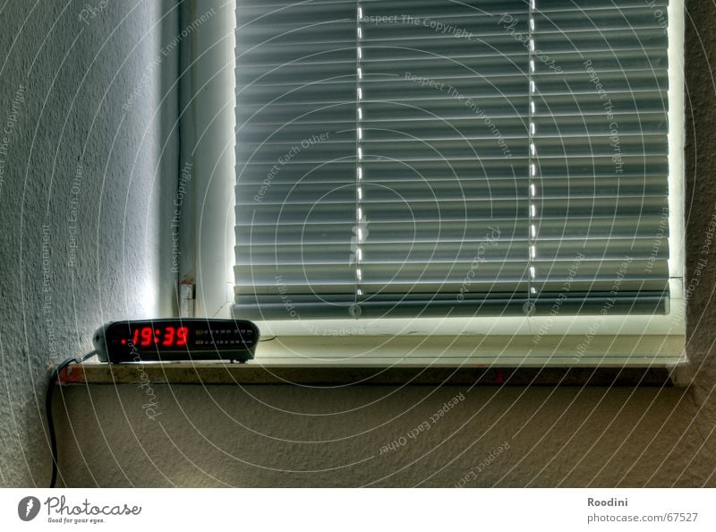 Aufstehen? Uhr Zeit Wecker Fenster Fensterbrett HDR Anzeige digital Ziffern & Zahlen Jalousie Abend