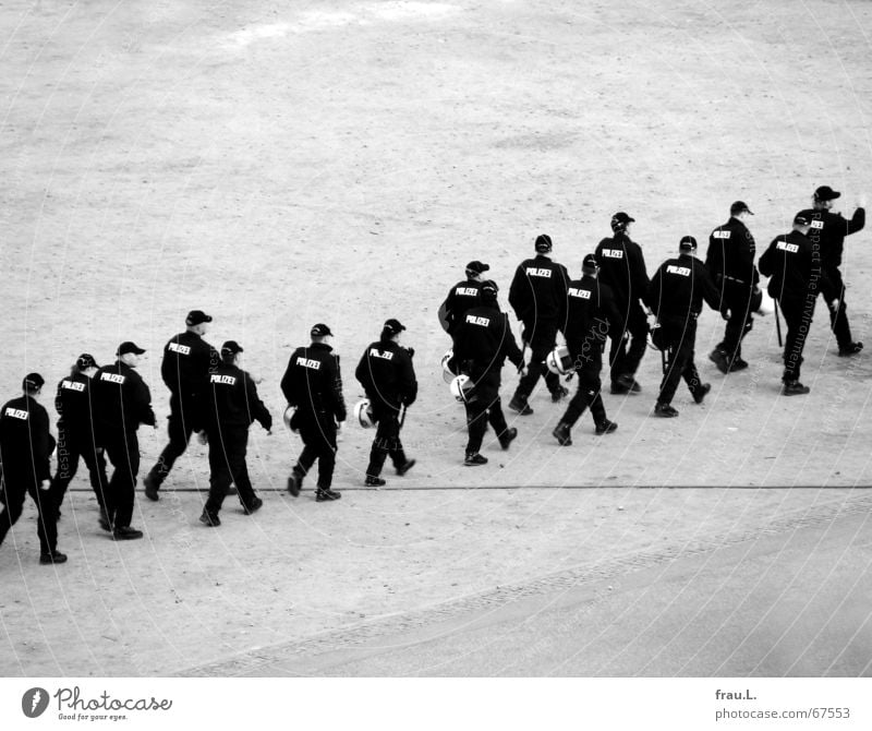 gehen Polizist 2006 Gänsemarsch Exekutive Mann Uniform Weltmeisterschaft Platz Arbeit & Erwerbstätigkeit Sicherheit Öffentlicher Dienst Mensch fifa fanfest