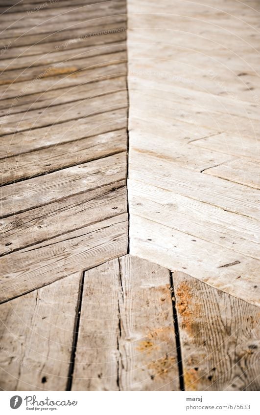 Drei Holzfußboden Bretterboden Dielenboden Terasse Linie Pfeil Streifen alt dreckig einfach fest Zusammensein Unendlichkeit nachhaltig natürlich stark trocken
