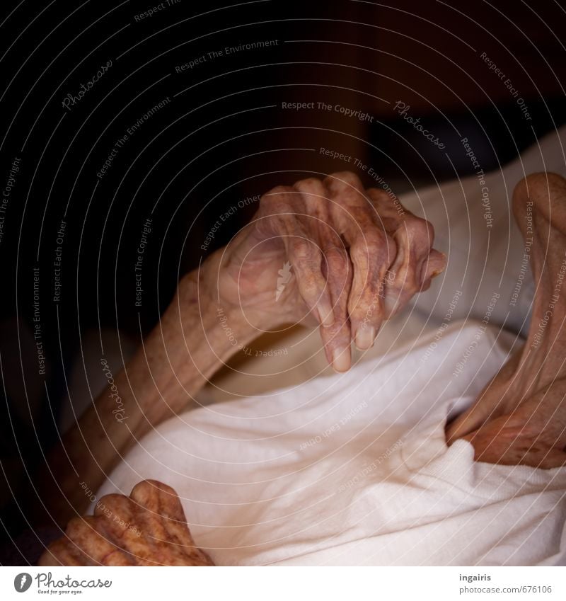 Ehrwürdig Seniorenpflege feminin Weiblicher Senior Frau Haut Arme Hand Kinn 1 Mensch 60 und älter alt Krankheit Gefühle Stimmung Hoffnung Glaube Trauer Tod