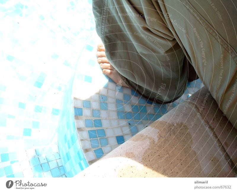 Poolfüßler Schwimmbad Mosaik Ferien & Urlaub & Reisen Erholung Hose khakigrün Am Rand Hotel türkis nass Sommer Kühlung heiß Erfrischung Wellness