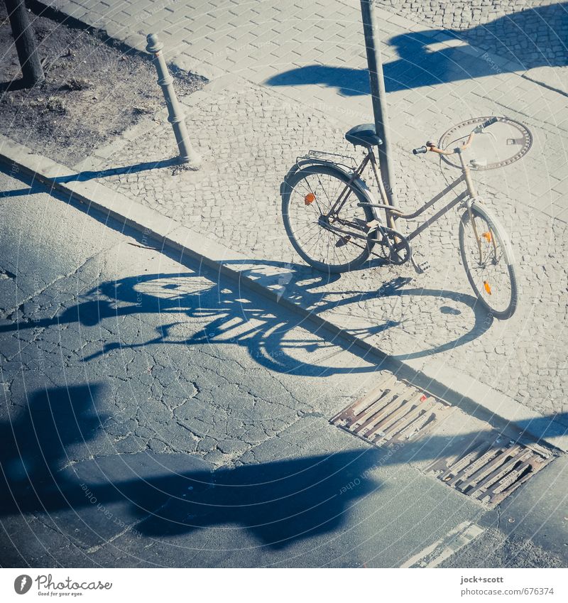 Schattenspiel mit Fahrrad Sommer Kreuzberg Straße Bürgersteig Gully Reflektor Geborgenheit angeschlossen verdreht Riss Phantasie parken Strukturen & Formen