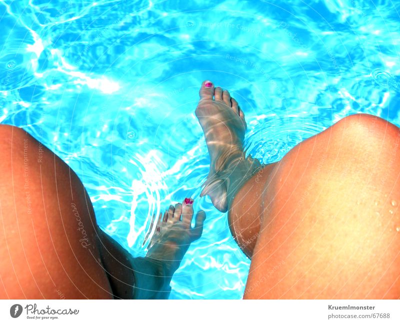 Relaxx... Erholung Sommer Ferien & Urlaub & Reisen Italien Toskana Schwimmbad kalt Erfrischung Kühlung Physik heiß nass Nagellack braun Fröhlichkeit Knie