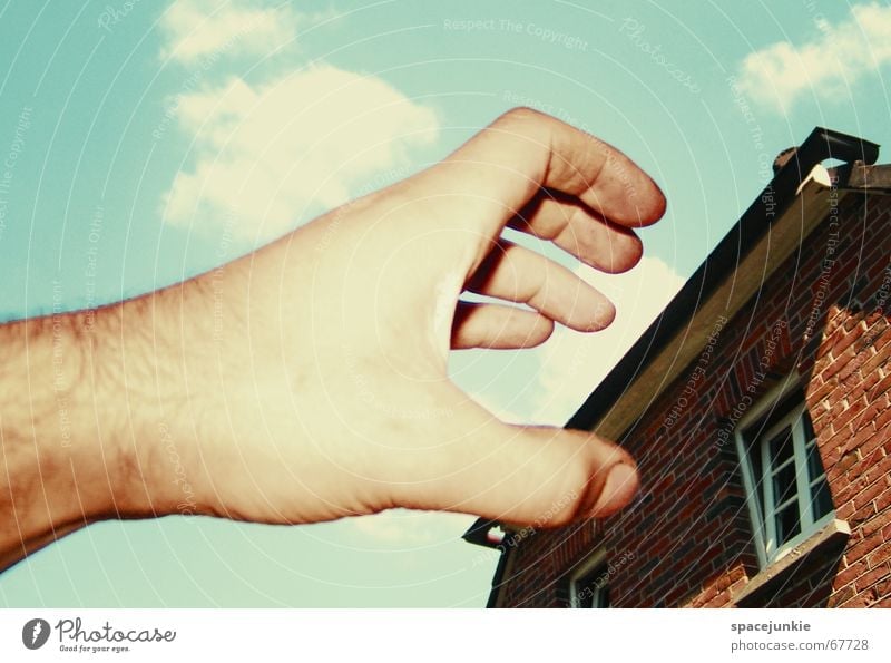 Angriff der Riesenhand Hand Haus Backstein Fenster träumen bedrohlich Himmel Surrealismus riesenhand maßstab