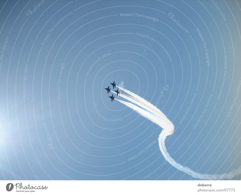 Die Flugdemonstrationsstaffel Blue Angels bei blauem Himmel über dem Washingtoner See. Flugzeug Air Stunt Geschwindigkeit Pilot Düsenflugzeug Bluje Engel Marine