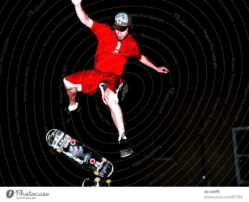 Nachtaktiv Skateboarding rot Baseballmütze Umhang dunkel Aktion springen Kerl Junger Mann Etikett Bekleidung kappe in der luft Beine Muskulatur drehen hoch move