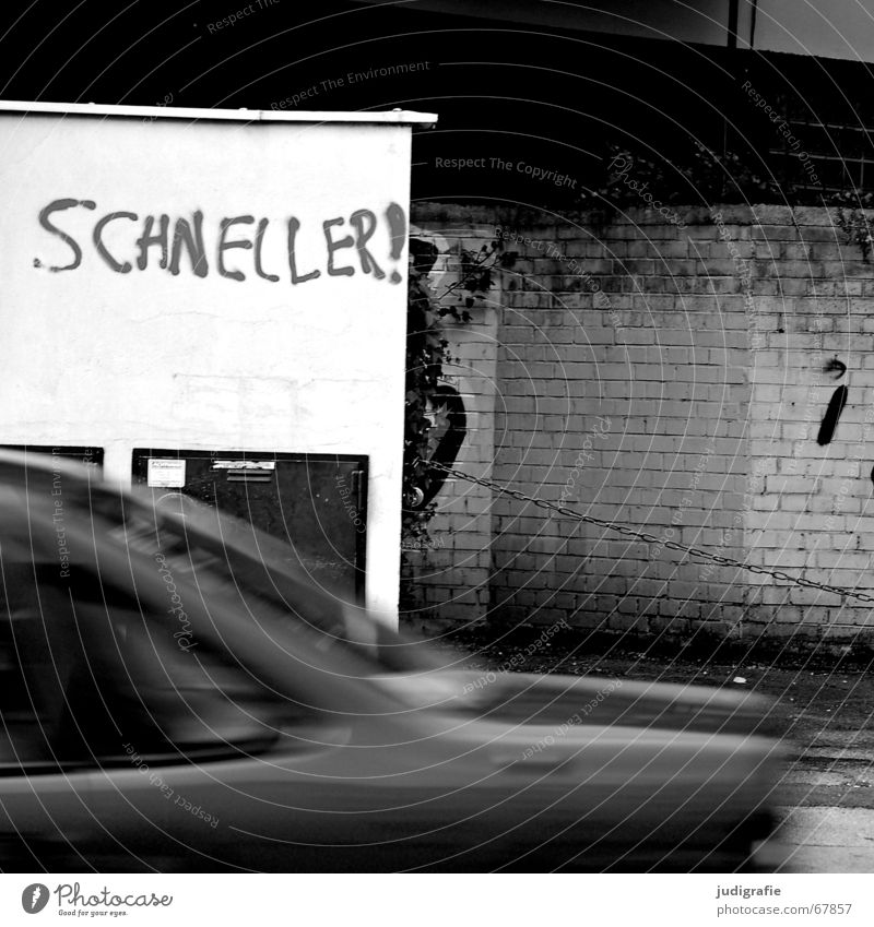 Schneller! Geschwindigkeit Wand Mauer fahren Typographie Hannover schwarz weiß blitzen Verkehr KFZ Stadt Straße PKW graffity Schriftzeichen Kette wedekindstraße