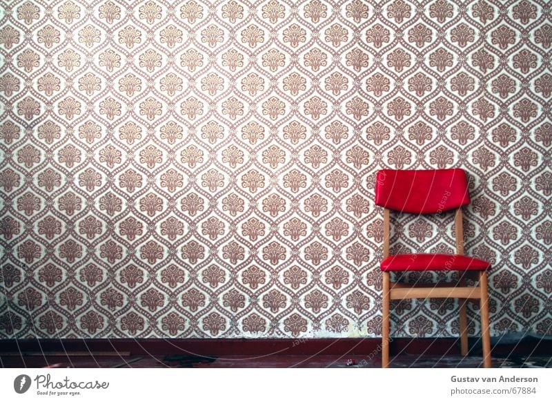 Stuhl Wand Tapete Bodenbelag Platz Siebziger Jahre braun rot Holz Muster retro Einsamkeit Sitzgelegenheit alt warten