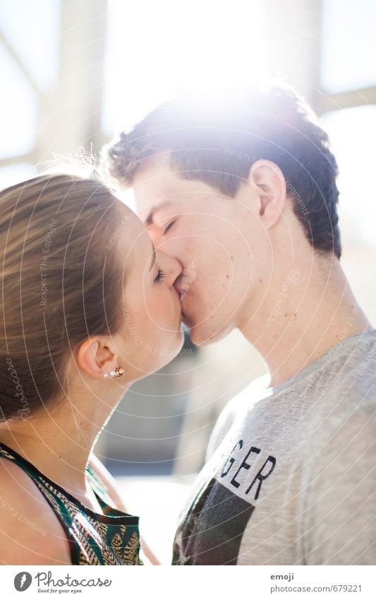 Junges Paar küssend im Gegenlicht maskulin feminin Junge Frau Jugendliche Junger Mann 2 Mensch 18-30 Jahre Erwachsene schön Küssen Liebespaar Intimität Farbfoto