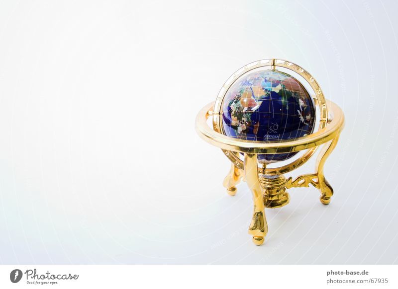 Around the World Kompass dreibeinig Erde Kugel gold world Wegweiser