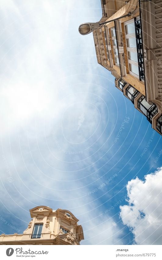 Madrid Häusliches Leben Himmel Wolken Sommer Schönes Wetter Spanien Haus Bauwerk Gebäude Architektur Fassade alt hoch schön Stimmung Ordnung Perspektive