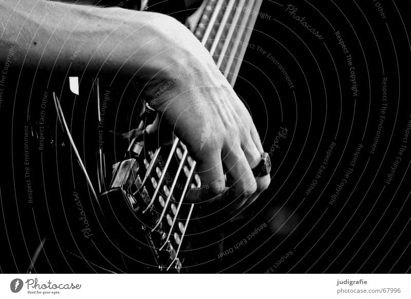Musik 2 Elektrobass Saiteninstrumente Rhythmus Hand Mann Konzert Klang schwarz Elektrogitarre neue musik Gitarre Musikinstrument Kreis Linie