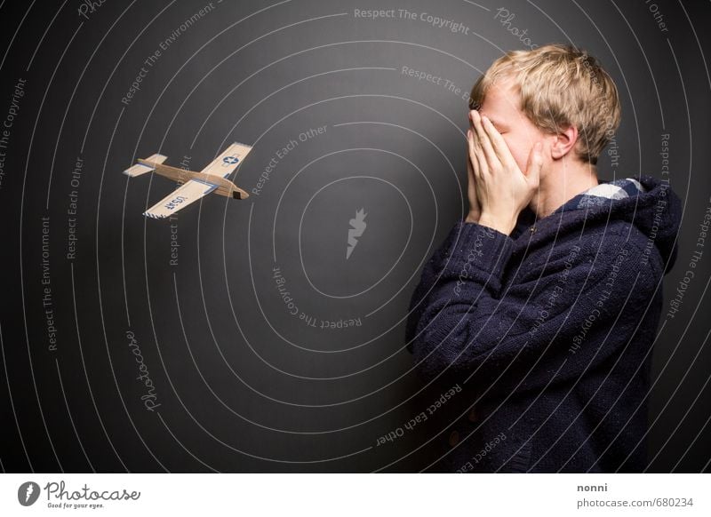 Blindflug Spielen Mensch maskulin Junger Mann Jugendliche 1 18-30 Jahre Erwachsene Kunst Ironie Flugzeug Unfallgefahr Blick werfen ästhetisch außergewöhnlich
