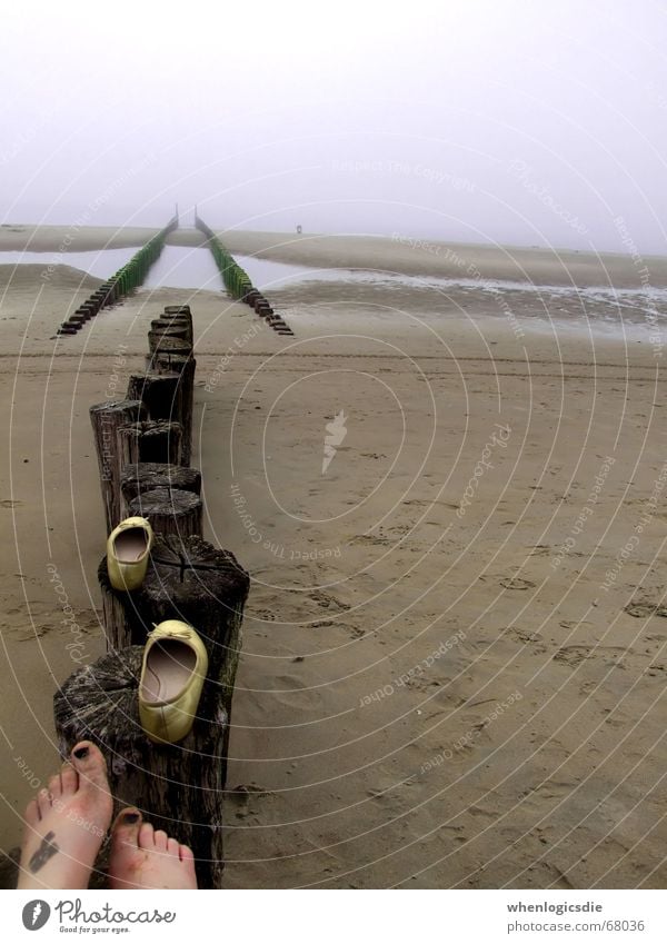 walk. Strand Schuhe Holz Meer schlechtes Wetter beklemmend Fuß Wolken Sand