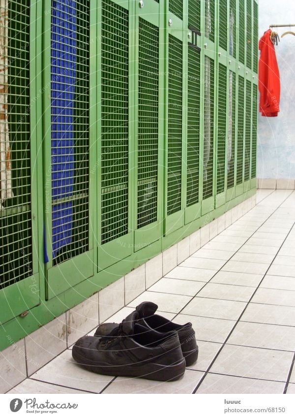 ...Feierabend (1) grün Umkleideraum dreckig Schuhe schwarz Fett Werkstatt Sauberkeit Fabrik Schrank Überkleid Jacke rot weiß Arbeit & Erwerbstätigkeit