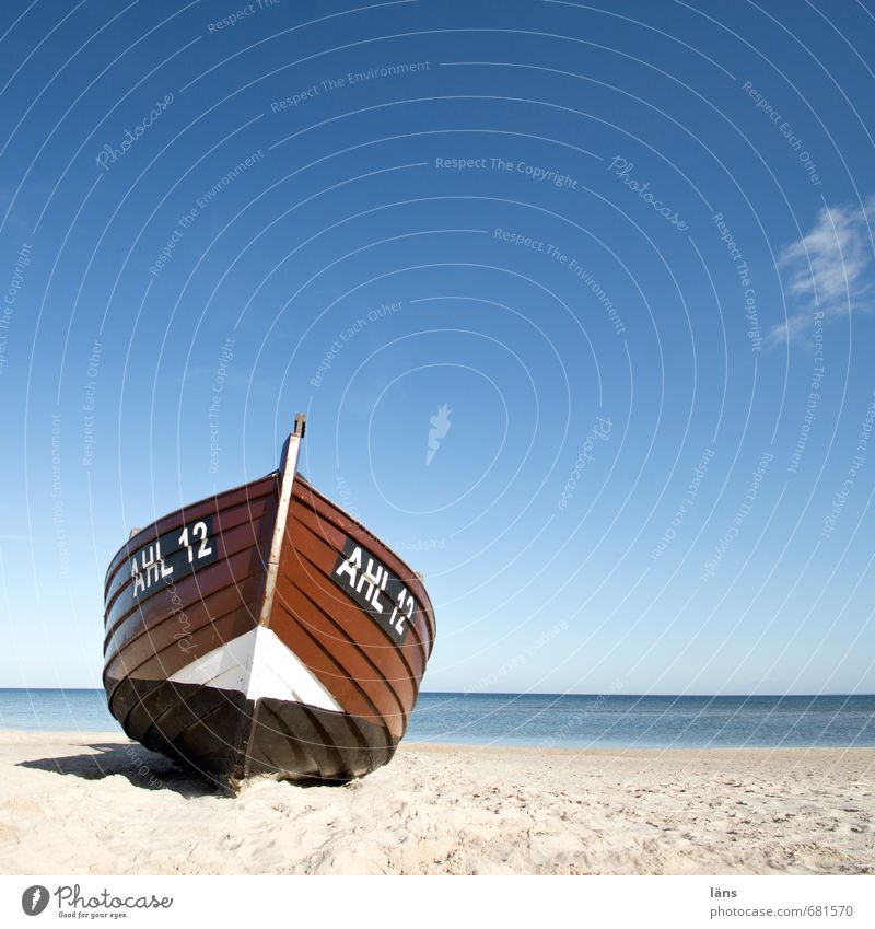 Boot drauf l gestrandet Umwelt Natur Sand Wasser Himmel Horizont Schönes Wetter Küste Strand Ostsee Fischerboot Holz Schriftzeichen Ziffern & Zahlen Linie