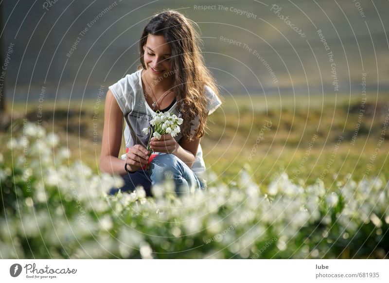 Frühlingsstrauß Glück Gartenarbeit feminin Junge Frau Jugendliche 1 Mensch 13-18 Jahre Kind Umwelt Natur Landschaft Blume Park Wiese langhaarig schön