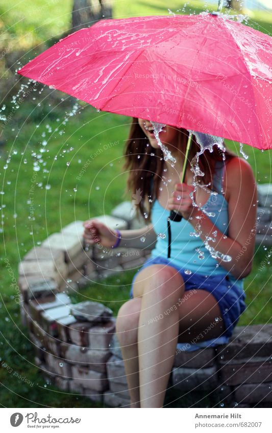 Sommerregen Freude Fitness Sonne feminin Mädchen 1 Mensch 8-13 Jahre Kind Kindheit Wassertropfen Glück Fröhlichkeit Zufriedenheit Lebensfreude Frühlingsgefühle