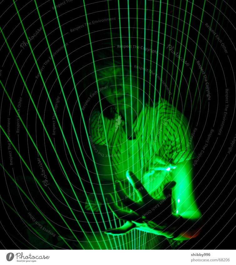Laser-Harfe mit Model grün Licht Musik träumen Industriefotografie Lampe light heaven beams dreams Beleuchtung lasers laserlight lamp