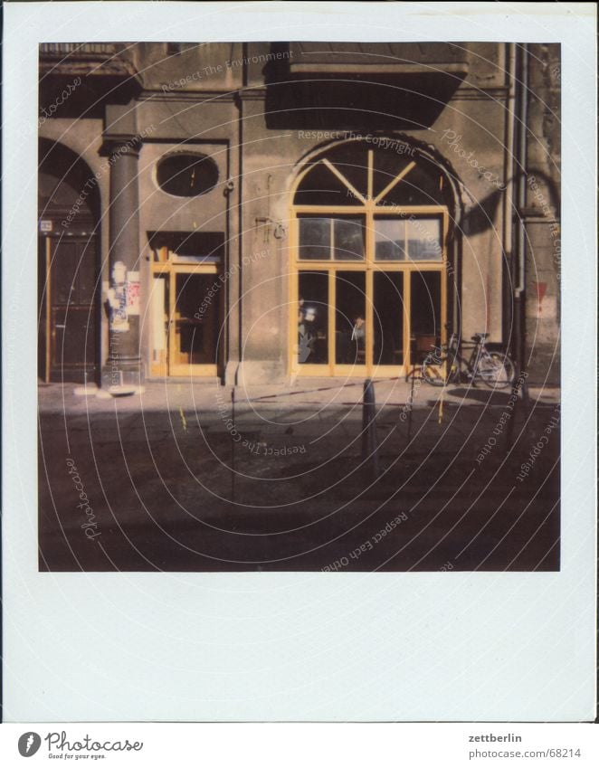Polaroid XII Fassade Gastronomie Café leer roh Fenster Schaufenster Straße Kneipe neu außenwerbung Tür Berlin
