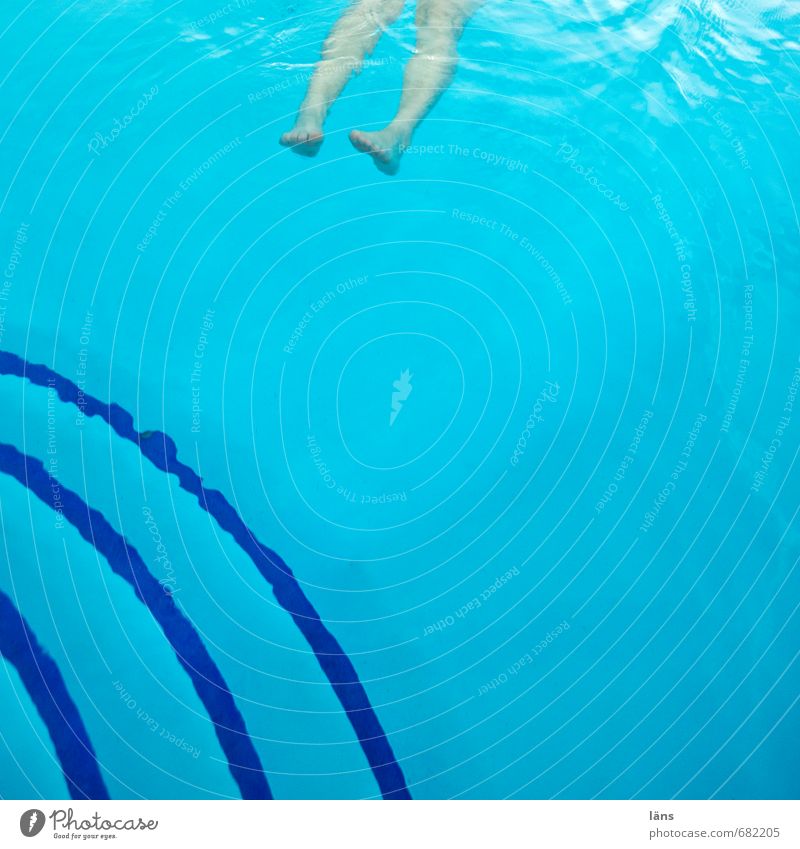 Abstoß Training türkis Wasser Schwimmbad Beine Linie Wellness