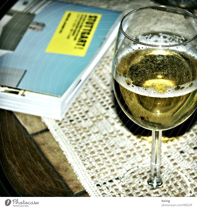 wenns Sonntags um 10 Uhr in der Früh regnet ... Wein Buch Tisch Decke Stil Weißwein Fuge Sofa Brunch Bier lesen Alkohol Bildung fliese nicht kachel