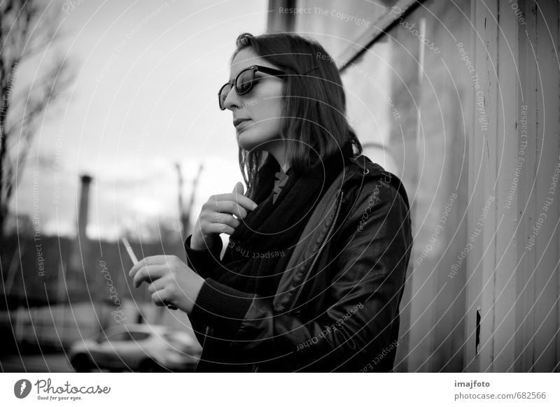 flm Rauchen feminin Junge Frau Jugendliche Erwachsene Leben 1 Mensch 18-30 Jahre Stadtrand Industrieanlage Jacke Leder Sonnenbrille schwarzhaarig brünett
