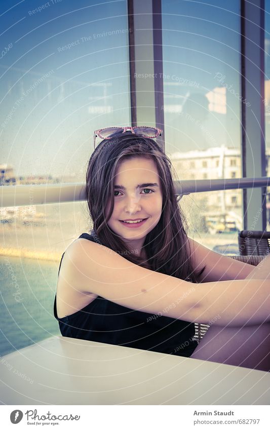 Fröhliches Reiseporträit Lifestyle Ferien & Urlaub & Reisen Tourismus feminin Jugendliche 1 Mensch 13-18 Jahre Kind Athen Passagierschiff Hafen Fähre