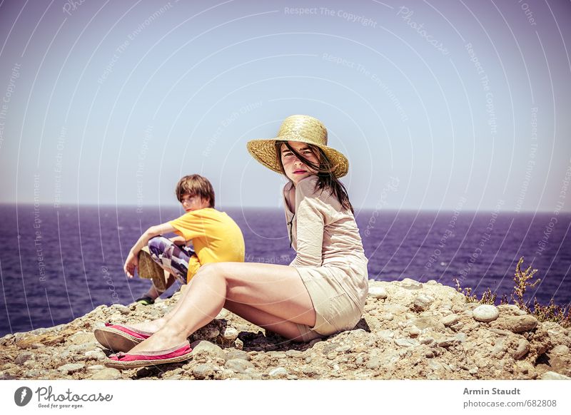 zwei Geschwister sitzen auf einer Klippe am Meer Lifestyle Erholung Ferien & Urlaub & Reisen Tourismus Sommerurlaub Mensch maskulin feminin Jugendliche 2