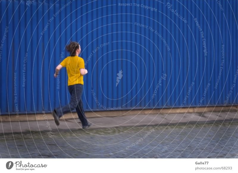 Yellow shirt gelb Wand rennen laufen T-Shirt blau Industriefotografie Straße Kontrast Mensch