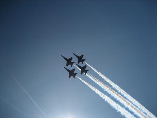 Silhouetten der Flugdemonstrationsstaffel der Blue Angels am blauen Himmel über dem Washingtoner See. Flugzeug Air Krieg Kunstflug Amerika blaue Engel