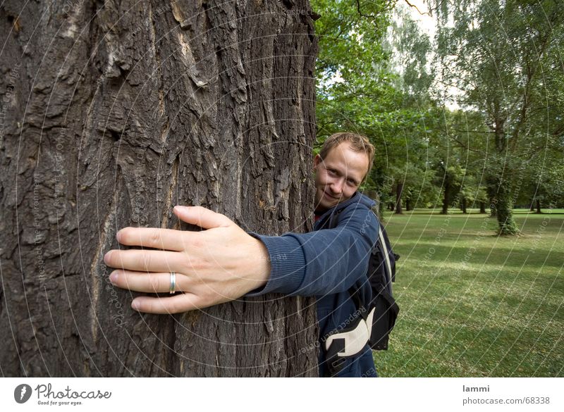 Ich umarme dich Baum Park grün Umarmen klein groß Baumrinde Hand Natur festhalten Kreis Schutz
