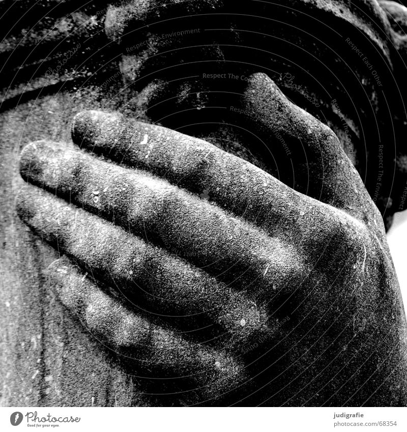 Hand Finger Sandstein Kalk Skulptur schwarz weiß Schutz Riss festhalten Schwarzweißfoto Stein rau