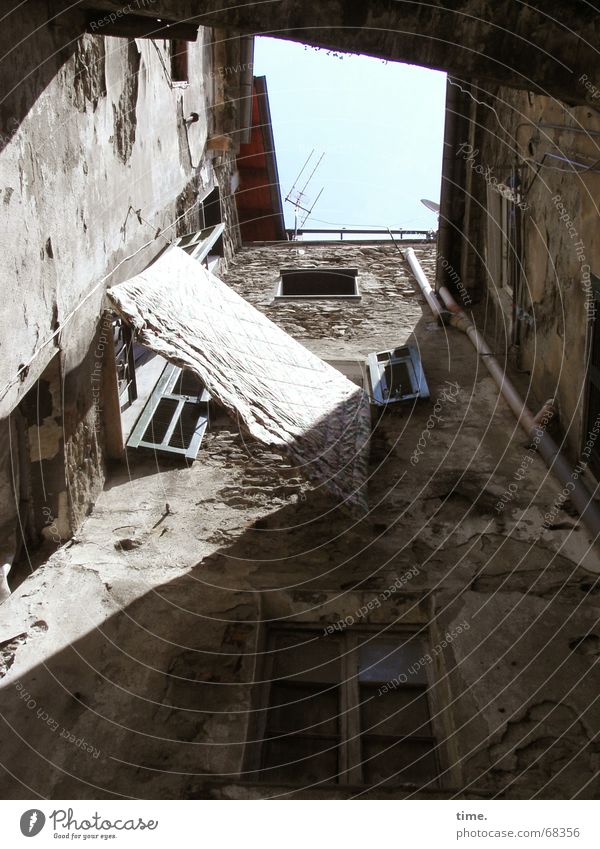 quadratisch praktisch italienisch Haus Wand Italien Wäsche Licht Altbau eng Hinterhof trocknen Himmel Mauer luftig Sauberkeit trocken häuserschlucht Schatten