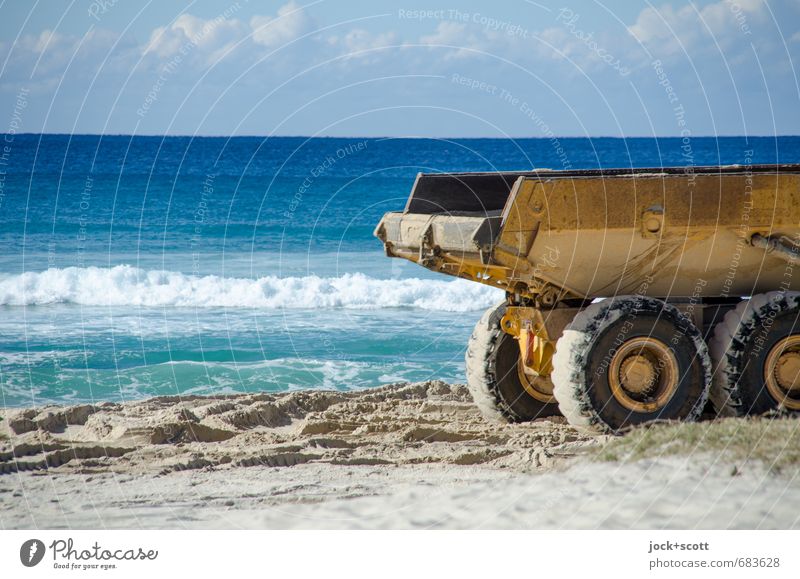Sandkipper am Sandstrand Baustelle Baumaschine Wolken Horizont Küste Pazifik Pazifikstrand Kipper Wärme Stimmung Zukunftsangst trotzig anstrengen planen