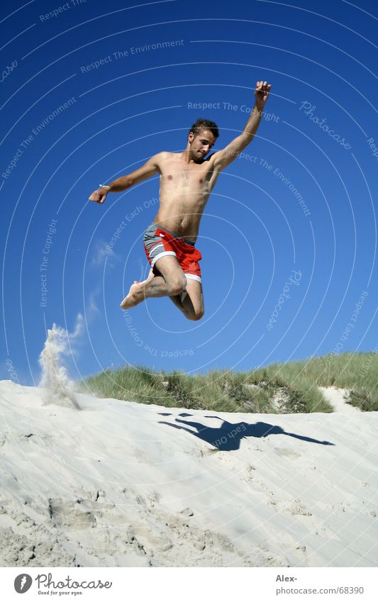 Bis zur Unendlichkeit... und noch viel weiter springen Sommer Strand Mann Badehose Jugendliche Superman Meer Ferien & Urlaub & Reisen fliegen Himmel Stranddüne