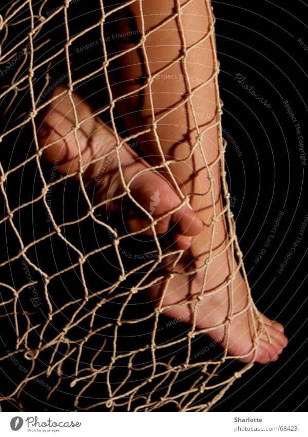 benetzte Füße Fischernetz Zehen Fußsohle Wade Netz Beine Fußknöchel Barfuß