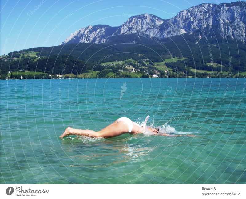 Platscher =D Sommer See Bikini springen Wasser Berge u. Gebirge Beine Rücken Schwimmen & Baden