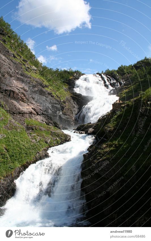 Wasserfall in Norwegen Wolken Wiese Schlucht Berge u. Gebirge Alpen Natur Fluss Himmel Stein