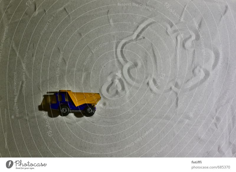 [100] töff töff Spielen fahren PKW Spielzeug Spielzeugauto orange Sand Zen Wolken zeichnen Phantasie Abgas Umweltschutz Umweltverschmutzung Lastwagen Gedanke