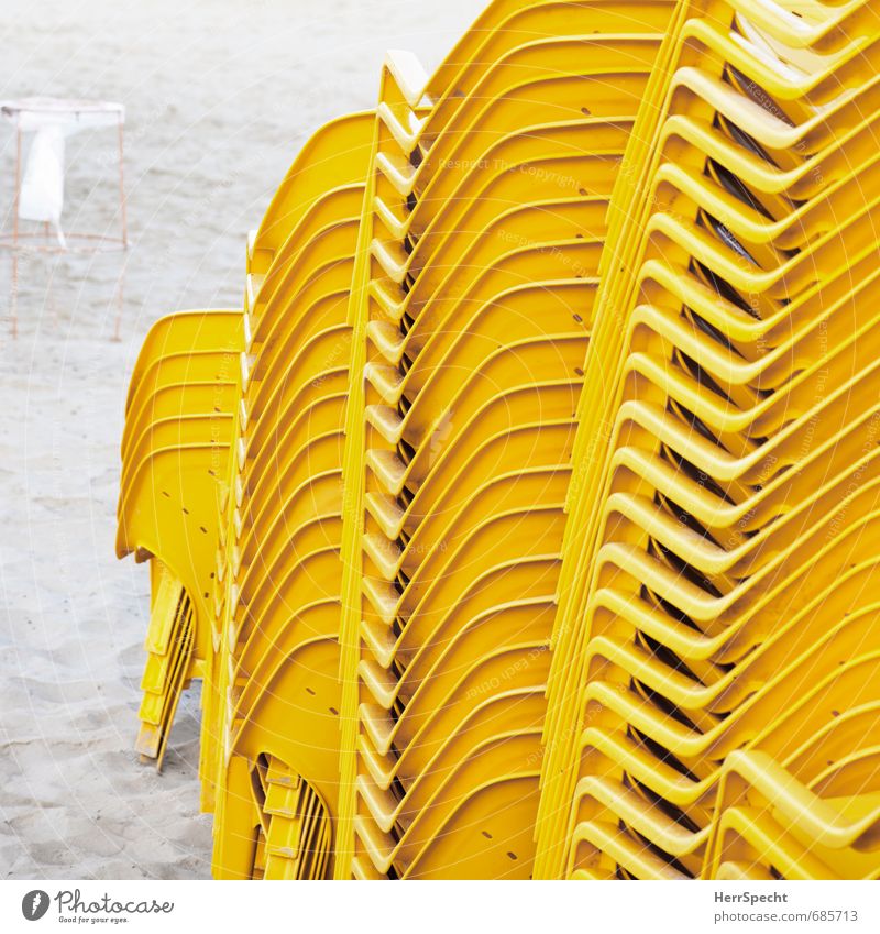 Stapelbar Ferien & Urlaub & Reisen Tourismus Sommerurlaub Meer Sessel Stuhl Strand Tel Aviv Israel Stadt Sand Kunststoff gelb Einsamkeit Nebensaison Sandstrand