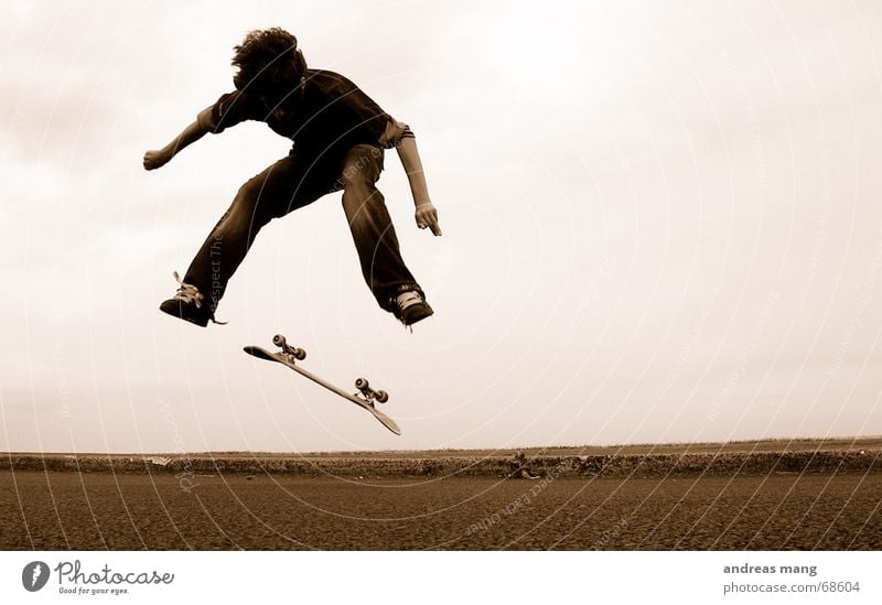 Nollie Heelflip Skateboarding Salto springen fliegen Stil Trick Aktion Sport extrem Junge boy Parkdeck nollie heel Straße fly flying stylish Kind Dynamik