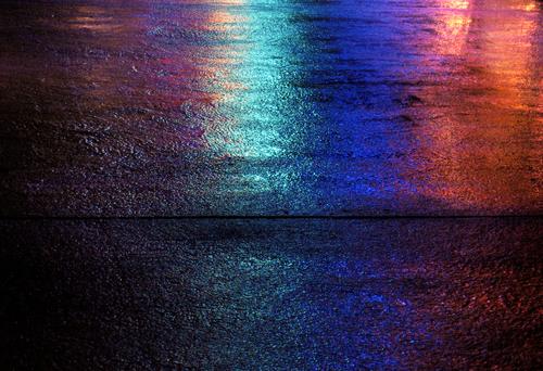 Asphalt Jungle Licht nass Stadt Nacht Farbenspiel Platz reflektion Beleuchtung Abend nachhauseweg Straße Bodenbelag city lights Regen